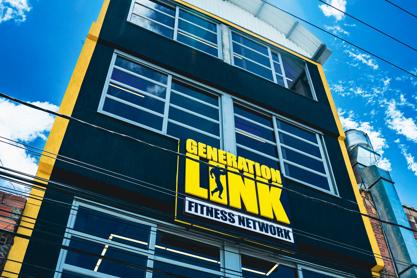 Fachada del edificio de LinkGym San Francisco, con el letrero Generation Link Fitness Network