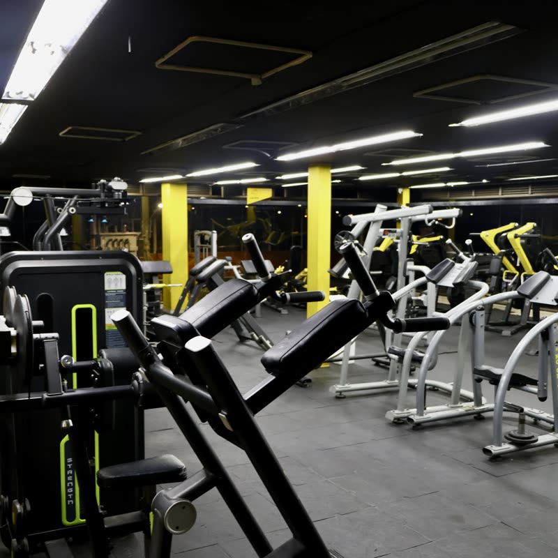 Sala de máquinas de fuerza y cardio